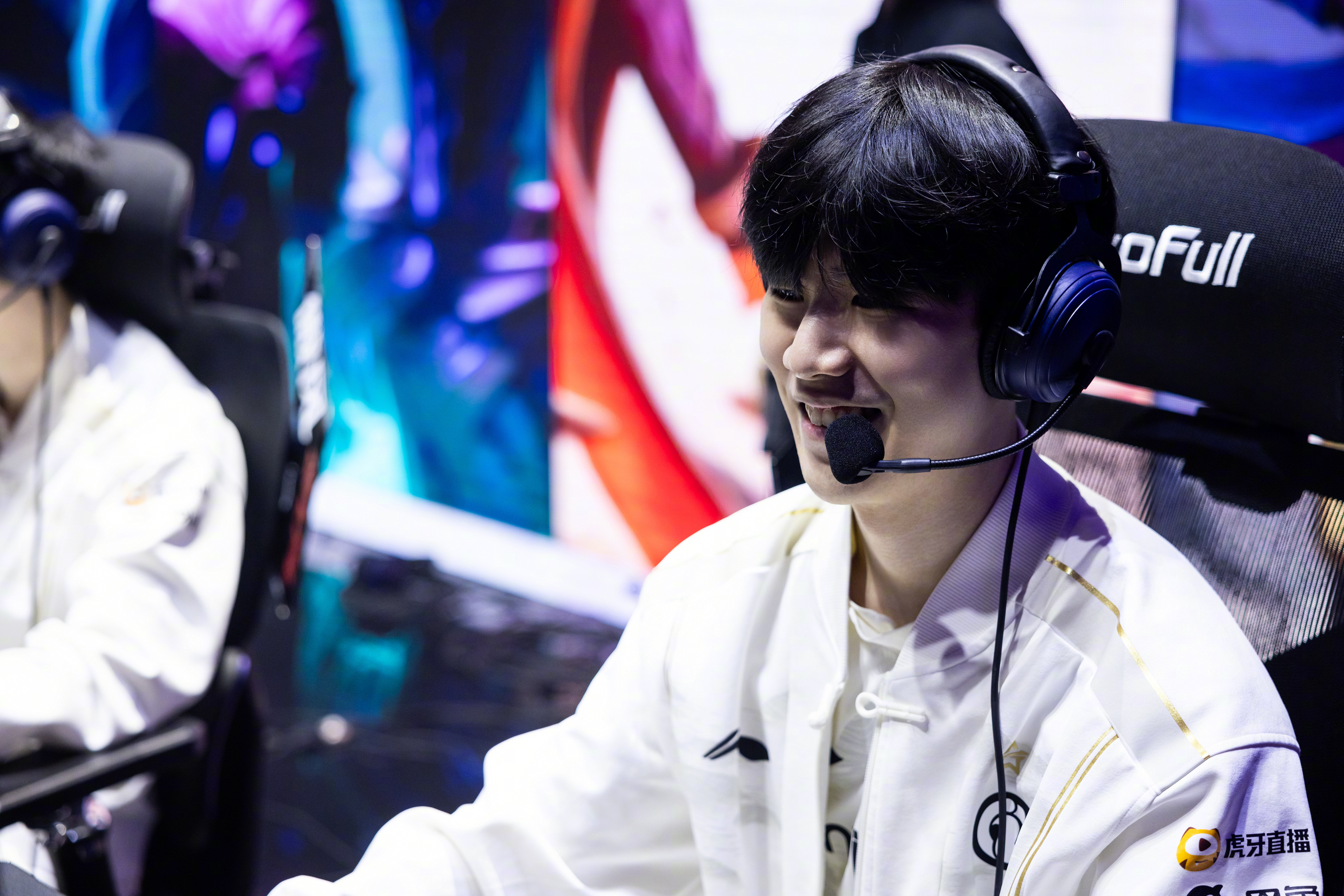 九游游戏中心官网-表现优异首场状态出色，G2观众沸腾！，Rookie重返赛场比赛高潮迭起的简单介绍-九游游戏中心官网